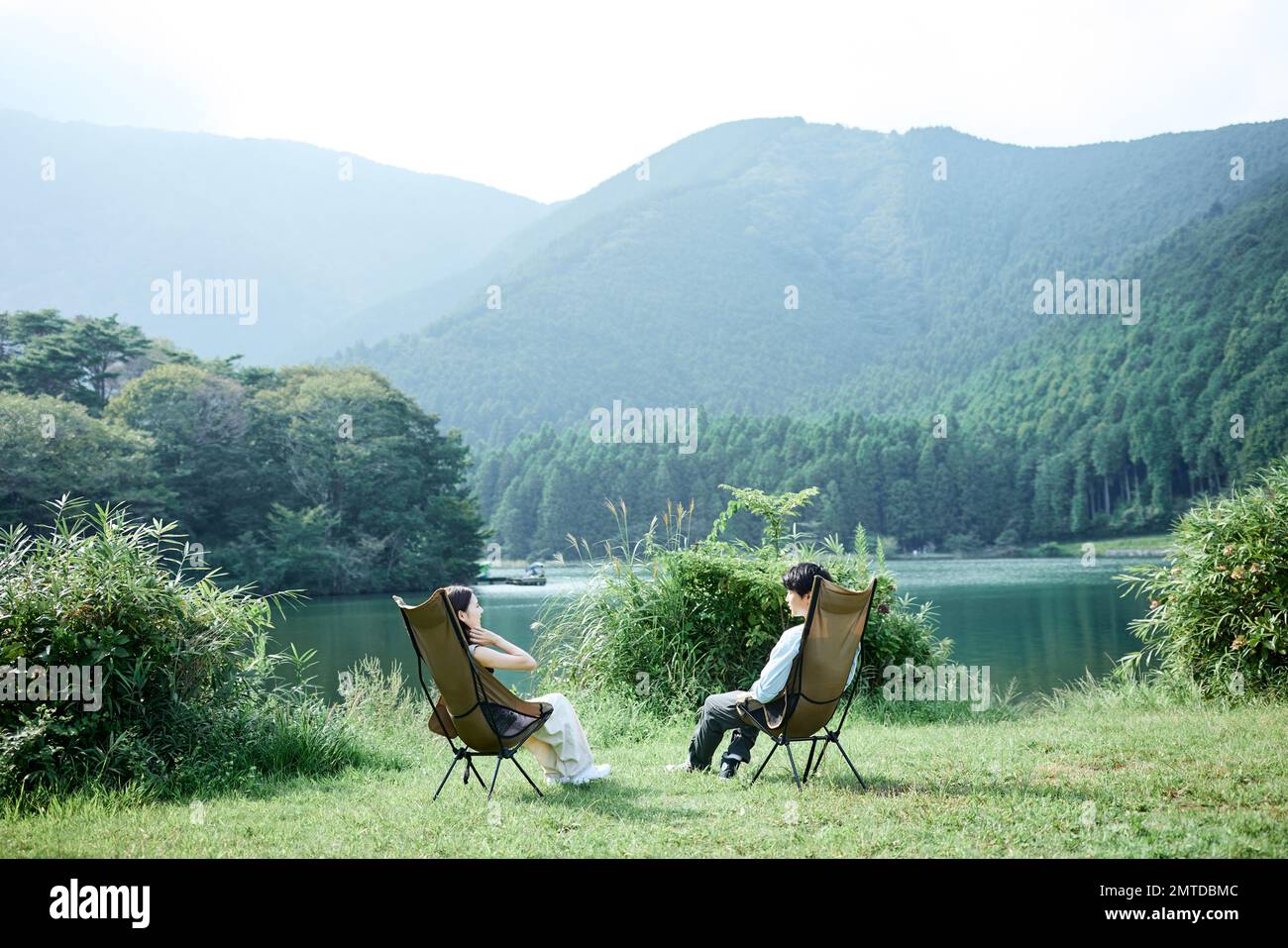 Jeune couple japonais au camping Banque D'Images