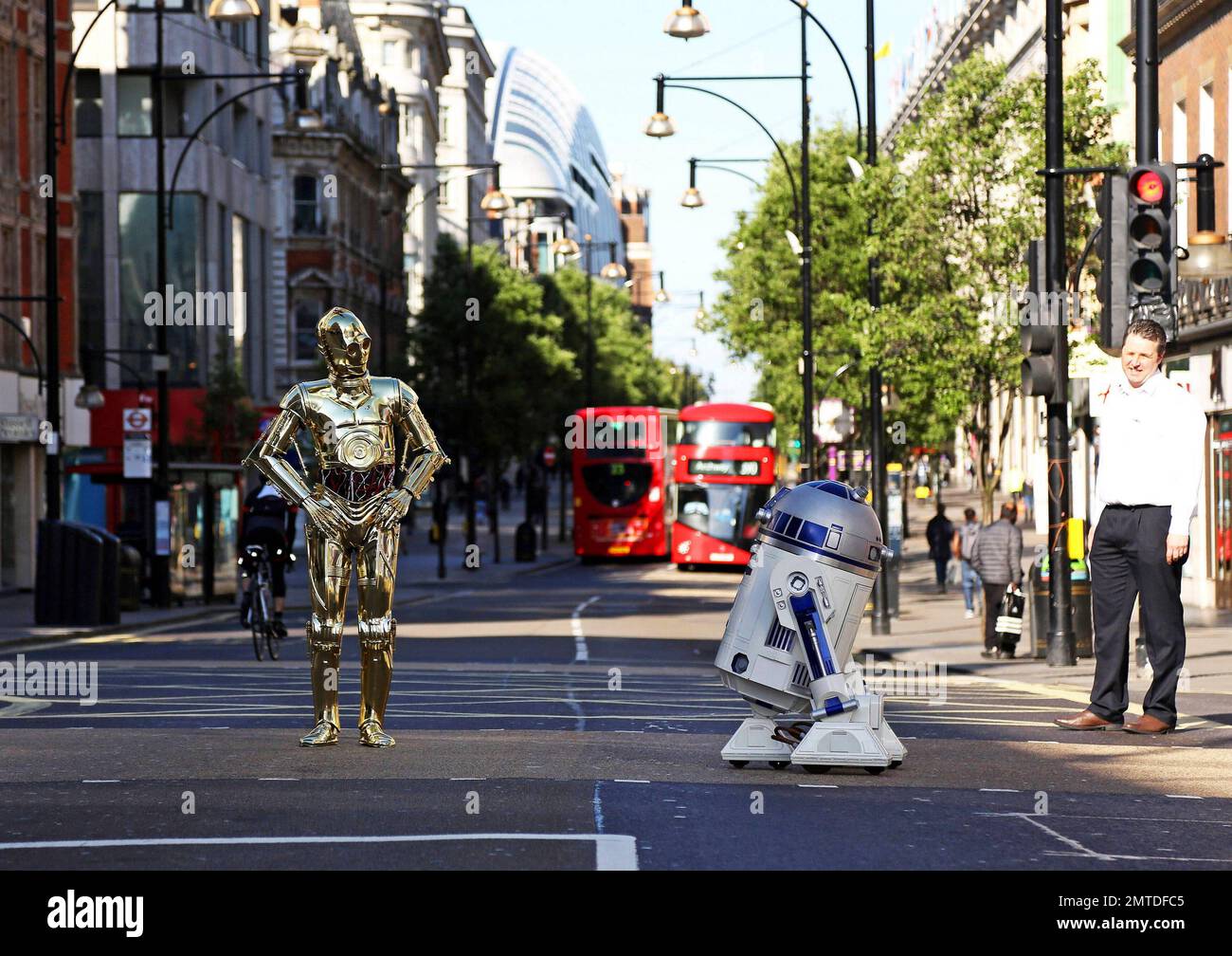 Que le 4th soit avec vous! R2-D2 et C-3P0 descendent Oxford Street pour rencontrer des fans et célébrer le Star Wars Day (#starwarsday), la célébration mondiale de toutes les choses menée par des fans Star Wars. Une série d'événements passionnants ont lieu ce week-end pour célébrer l'occasion. Londres, Royaume-Uni. 3rd mai 2014. Banque D'Images