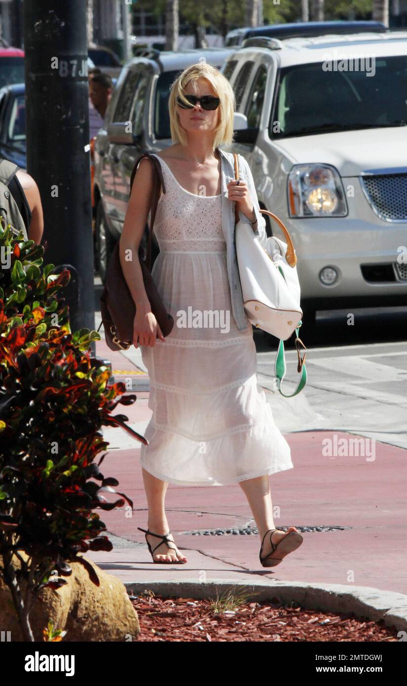 EXCLUSIF !! Rachael Taylor portant un bikini sous sa robe blanche à  l'envers tourne la tête lorsqu'elle descend dans la rue après une visite  d'un salon de coiffure exclusif de Miami Beach.