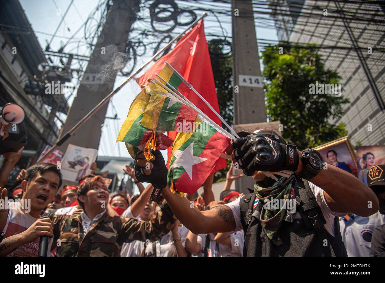 Bangkok, Thaïlande. 01st févr. 2023. Les manifestants brûlent les drapeaux du Myanmar pendant la manifestation. Le birman en Thaïlande se réunit à l'extérieur de l'ambassade du Myanmar à Bangkok pour marquer 2 ans depuis que l'armée du Myanmar a pris le pouvoir d'un gouvernement civil démocratiquement élu le 1 février 2021. (Photo de Peerapon Boonyakiat/SOPA Images/Sipa USA) crédit: SIPA USA/Alay Live News Banque D'Images