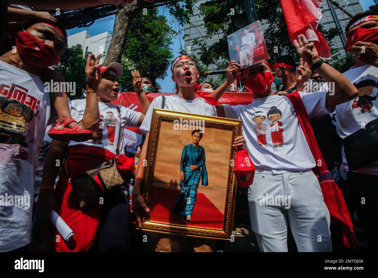 Les manifestants tiennent un portrait de l'icône pro-démocratie Aung San Suu Ky et branchent des slogans contre la junte militaire au pouvoir lors d'un rassemblement pour marquer le deuxième anniversaire du coup d'État au Myanmar devant l'ambassade du Myanmar à Bangkok. Les ressortissants du Myanmar vivant en Thaïlande tiennent un rassemblement à l'occasion du deuxième anniversaire du coup d'État au Myanmar. L'armée birmane a pris le pouvoir sur 1 février 2021, a évincé le gouvernement civil et a arrêté son dirigeant de facto, Aung San Suu Kyi. (Photo de Chaiwat Subprasom/SOPA Images/Sipa USA) Banque D'Images