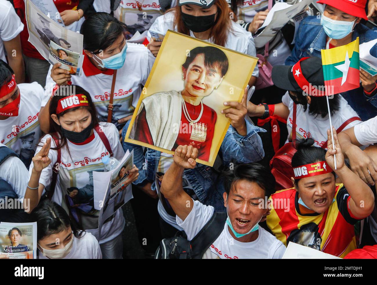 Bangkok, Thaïlande. 01st févr. 2023. Les manifestants tiennent un portrait de l'icône pro-démocratie Aung San Suu Ky et lèvent leur trois doigts pour saluer lors d'un rassemblement pour marquer le deuxième anniversaire du coup d'État au Myanmar devant l'ambassade du Myanmar à Bangkok. Les ressortissants du Myanmar vivant en Thaïlande tiennent un rassemblement à l'occasion du deuxième anniversaire du coup d'État au Myanmar. L'armée birmane a pris le pouvoir sur 1 février 2021, a évincé le gouvernement civil et a arrêté son dirigeant de facto, Aung San Suu Kyi. (Photo de Chaiwat Subprasom/SOPA Images/Sipa USA) crédit: SIPA USA/Alay Live News Banque D'Images