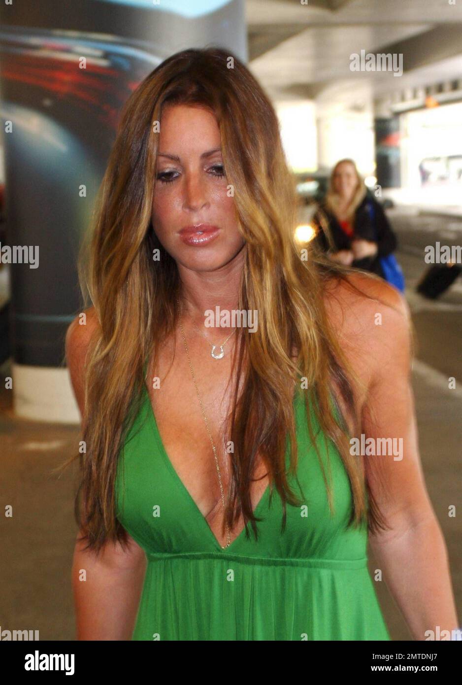 Maîtresse signalée à Tiger Woods et à d'autres célébrités mariées, Rachel Uchitel arrive à LAX après un vol en provenance du Mexique. Il est rapporté qu'Uchitel, qui a montré sa figure et son bronzage foncé dans une robe verte fluide, fait la visite à Los Angeles pour faire une déclaration publique refusant les tentatives d'extorquer de l'argent à l'acteur « Bones » David Boreanaz. Selon des rapports, une autre faute non identifiée jusqu'à présent était l'autre femme dans le scandale de fraude de Boreanaz et, selon l'avocat Gloria Allred, Uchitel n'est pas impliqué. Allred a également déclaré que la femme non identifiée a l'intention de rendre publique son histoire. L Banque D'Images