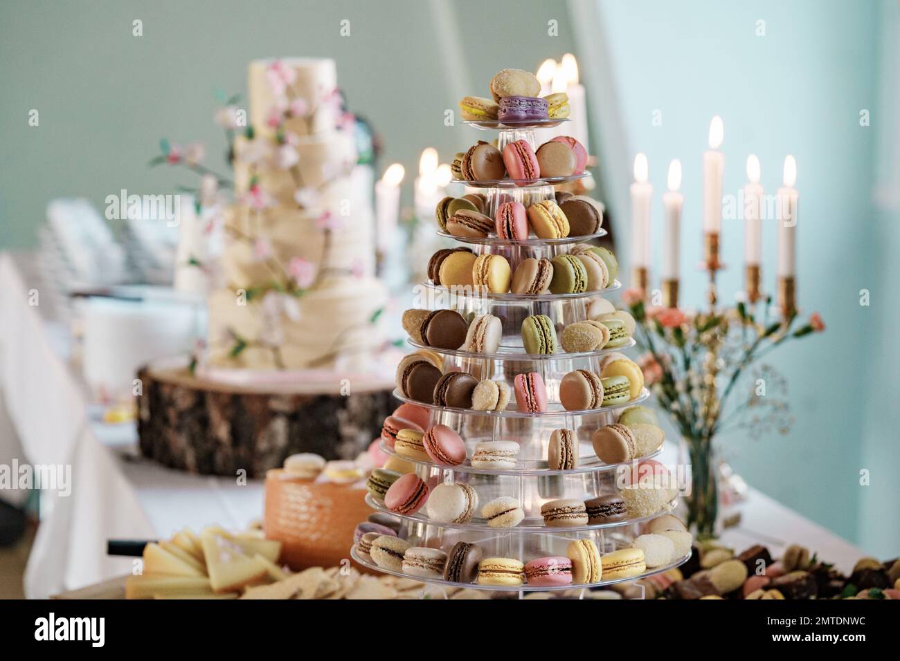 Pyramide de macarons sur la table, bar de bonbons de mariage de luxe Banque D'Images