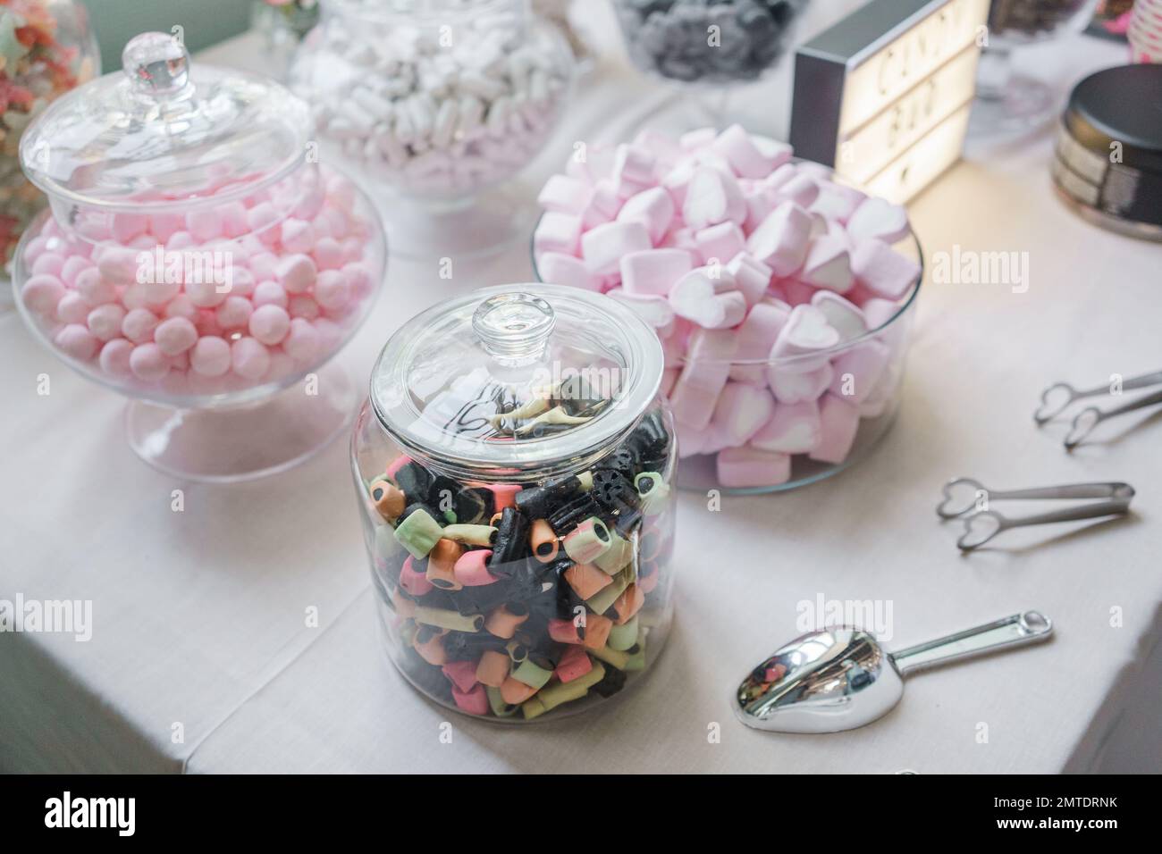 L'incroyable table de dessert pour une fête de luxe, bar de bonbons de mariage Banque D'Images