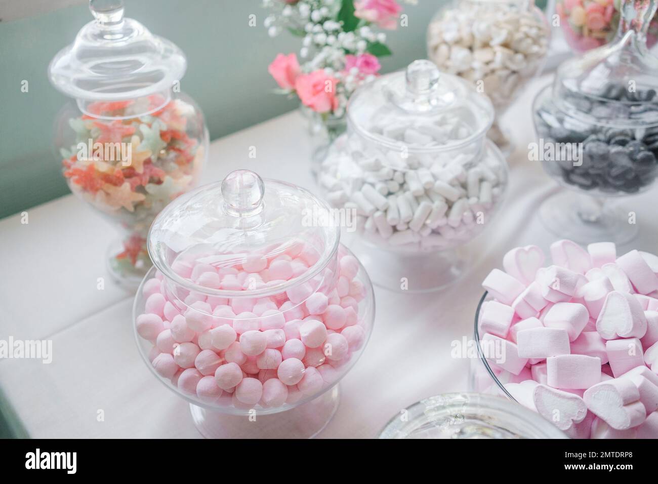 L'incroyable table de dessert pour une fête de luxe, bar de bonbons de mariage Banque D'Images