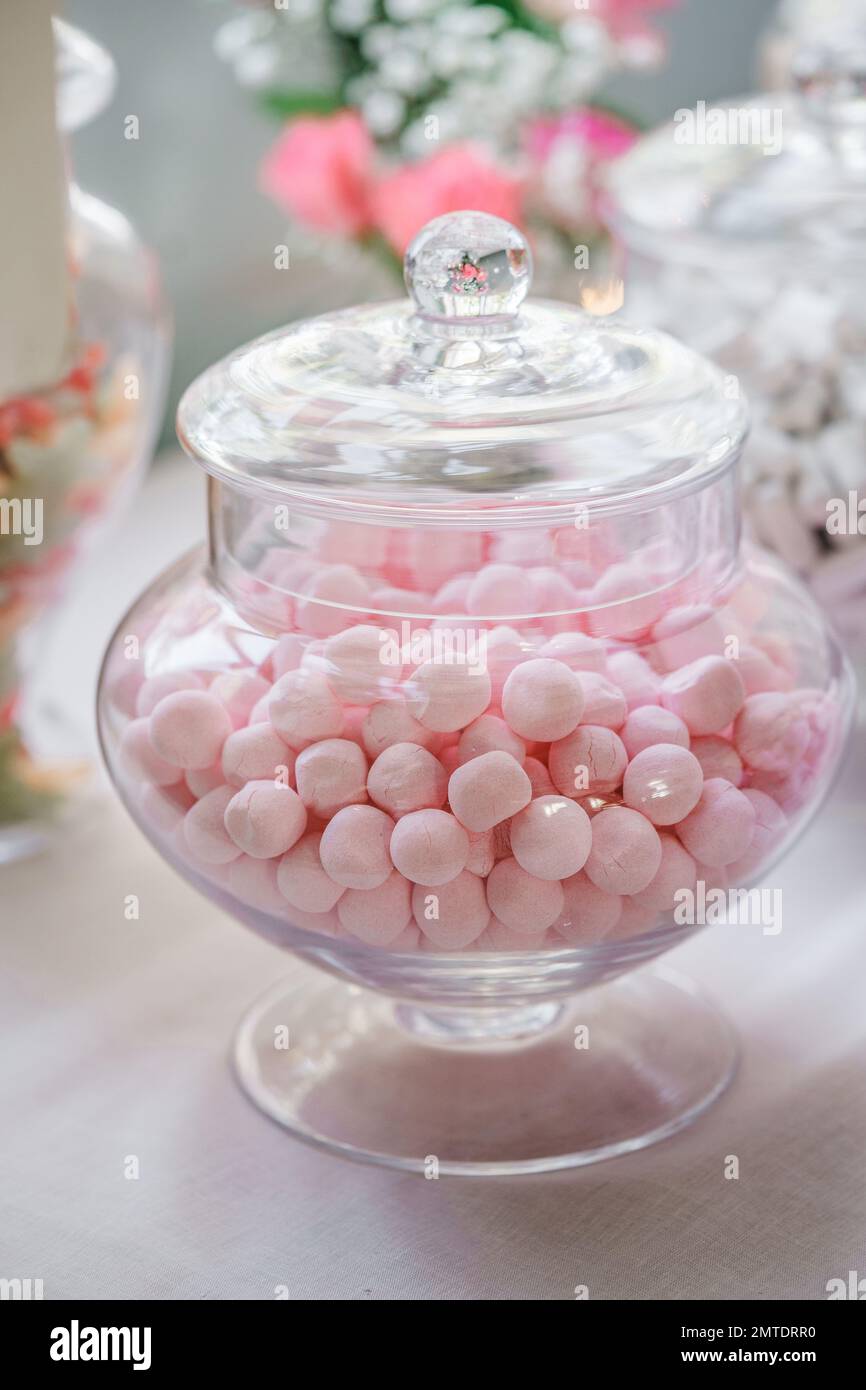 L'incroyable table de dessert pour une fête de luxe, bar de bonbons de mariage Banque D'Images