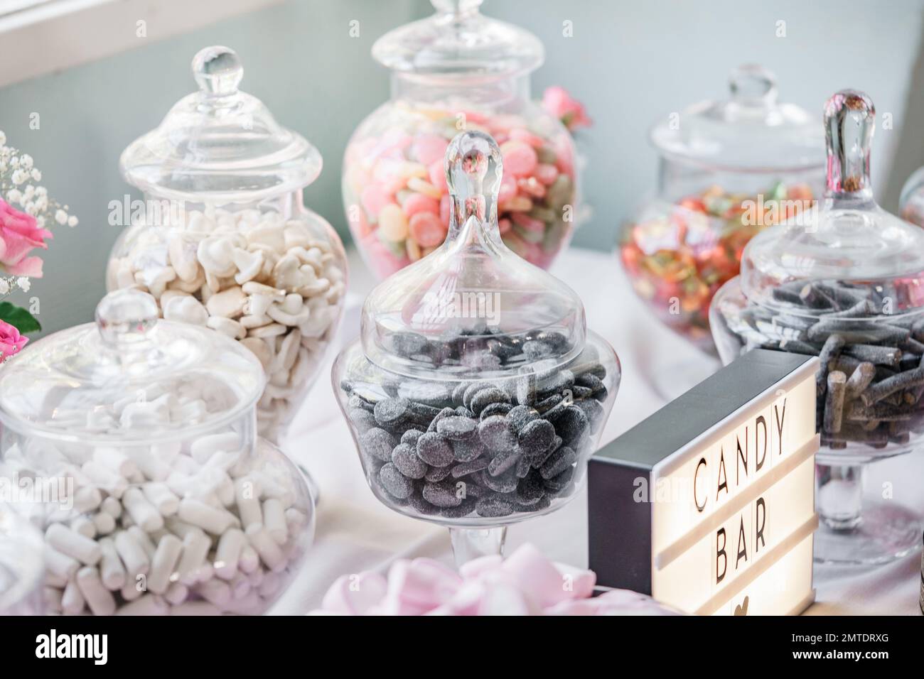 L'incroyable table de dessert pour une fête de luxe, bar de bonbons de mariage Banque D'Images