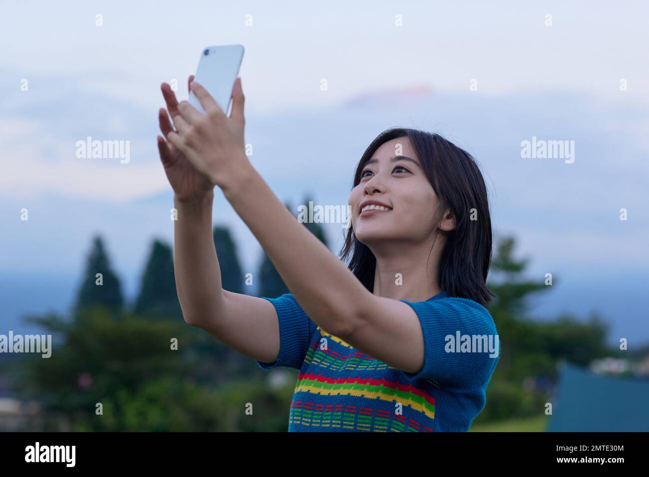 Jeune femme japonaise portrait au camping Banque D'Images
