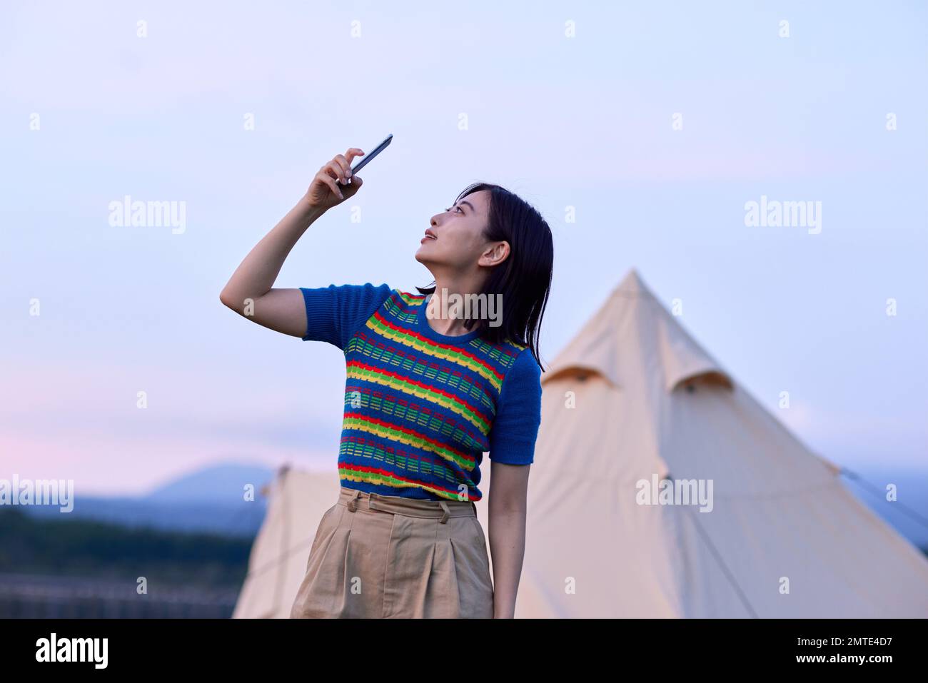 Jeune femme japonaise portrait au camping Banque D'Images