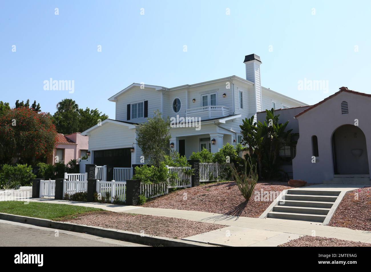 EXCLUSIF !! Rebel Wilson, la nouvelle maison de West Hollywood en $2 950 000. La maison de 4 409 pieds carrés, 5 lits, 5 salles de bains qui dispose d'une piscine d'eau salée et d'une cheminée extérieure donne sur les modestes propriétés voisines qui ne sont habituellement pas plus de 1 200-1 500 pieds carrés au total. Des propriétés comme la nouvelle maison de Wilson sont connues localement comme des « McMansions » qui ont laissé les résidents de Los Angeles indignés par le fait que les promoteurs remplacent les maisons unifamiliales et les duplex construits dans les années 1920 par des constructions surdimensionnées et hors de caractère. L'année dernière, le conseil municipal de Los Angeles a adopté à l'unanimité le Neighborho Banque D'Images