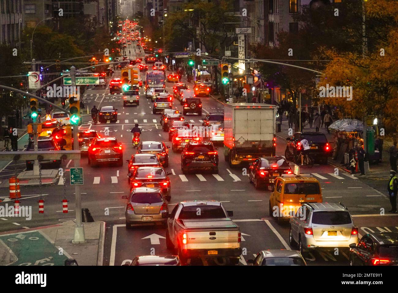 Embouteillage sur 59th rue et 1st avenue à l'heure de pointe du soir Manhattan New York City Banque D'Images