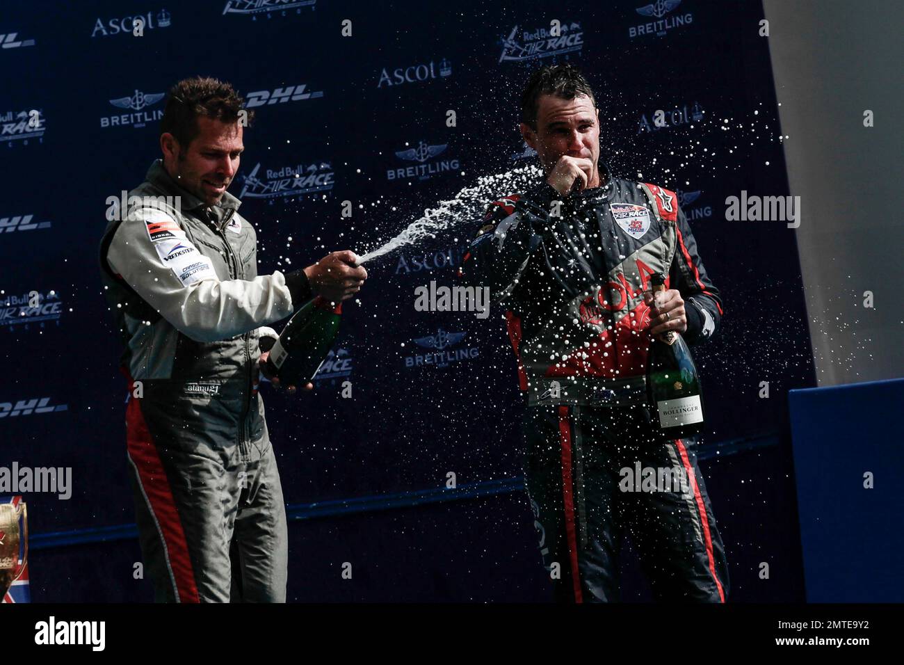 Matt Hall, Matthias Doldererer et Hannes Arch lors de la cérémonie de remise du prix de la coupe Master lors de la course Red Bull Air Race 2016. Ascot, Royaume-Uni. 14th août 2016. Banque D'Images