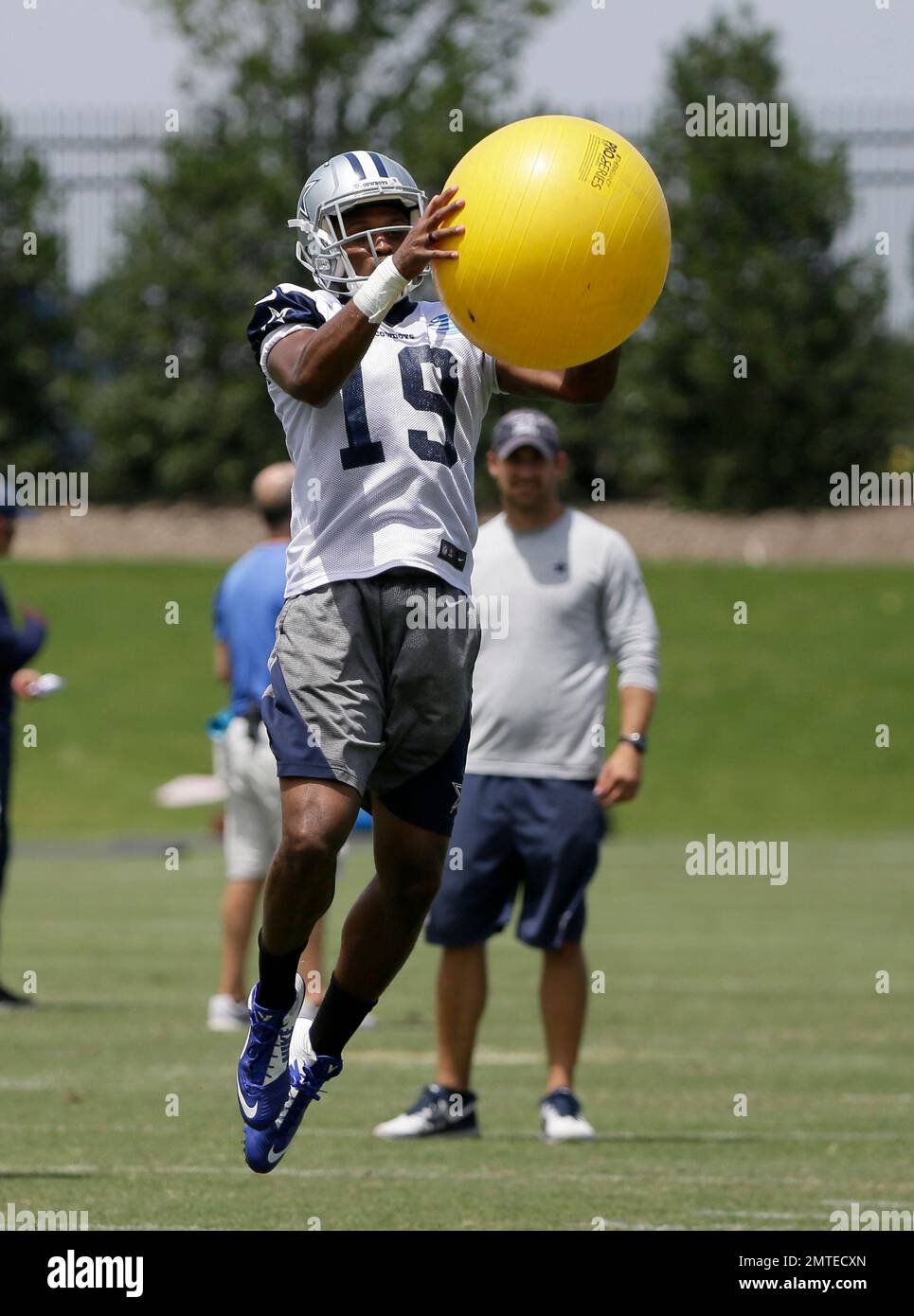 Dallas Cowboys wide receiver Brice Butler (19) catches a large ball as he runs through a drill during NFL football practice at the team's training facility, Wednesday, June 14, 2017, in Frisco, Texas. (AP Photo/Tony Gutierrez) Banque D'Images