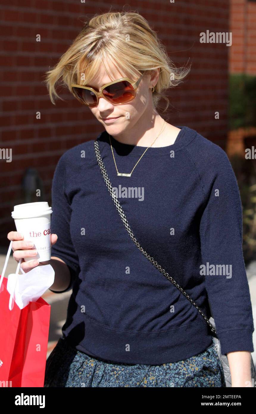 Lors d'un après-midi ensoleillé, l'actrice Reese Witherspoon, dans une jupe et un chandail fleuris à plusieurs niveaux, est sortie pour prendre un café et quelques chocolats suisses du chocolatier Teuscher. Le collier délicat que Reese portait est un rappel affectueux de ses enfants comme il lit 'Ava' et 'Deacon'. Los Angeles, Californie. 03/08/11. Banque D'Images