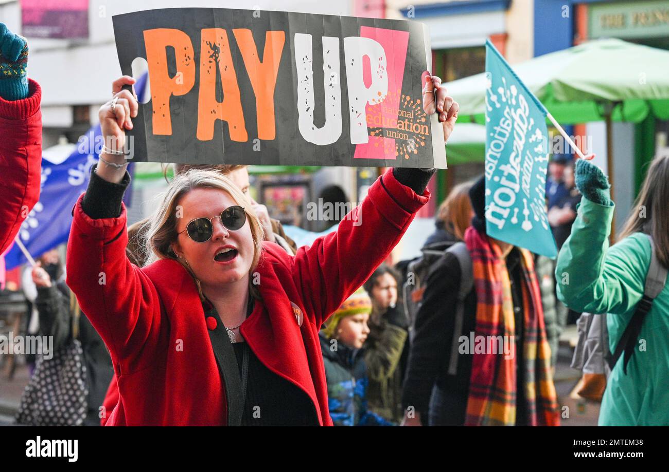 Brighton UK 1st février 2023 - des milliers d'enseignants et de supporters défilent à Brighton comme un demi-million de travailleurs attendus manifestent aujourd'hui dans toute la Grande-Bretagne contre le gouvernement : Credit Simon Dack / Alay Live News Banque D'Images