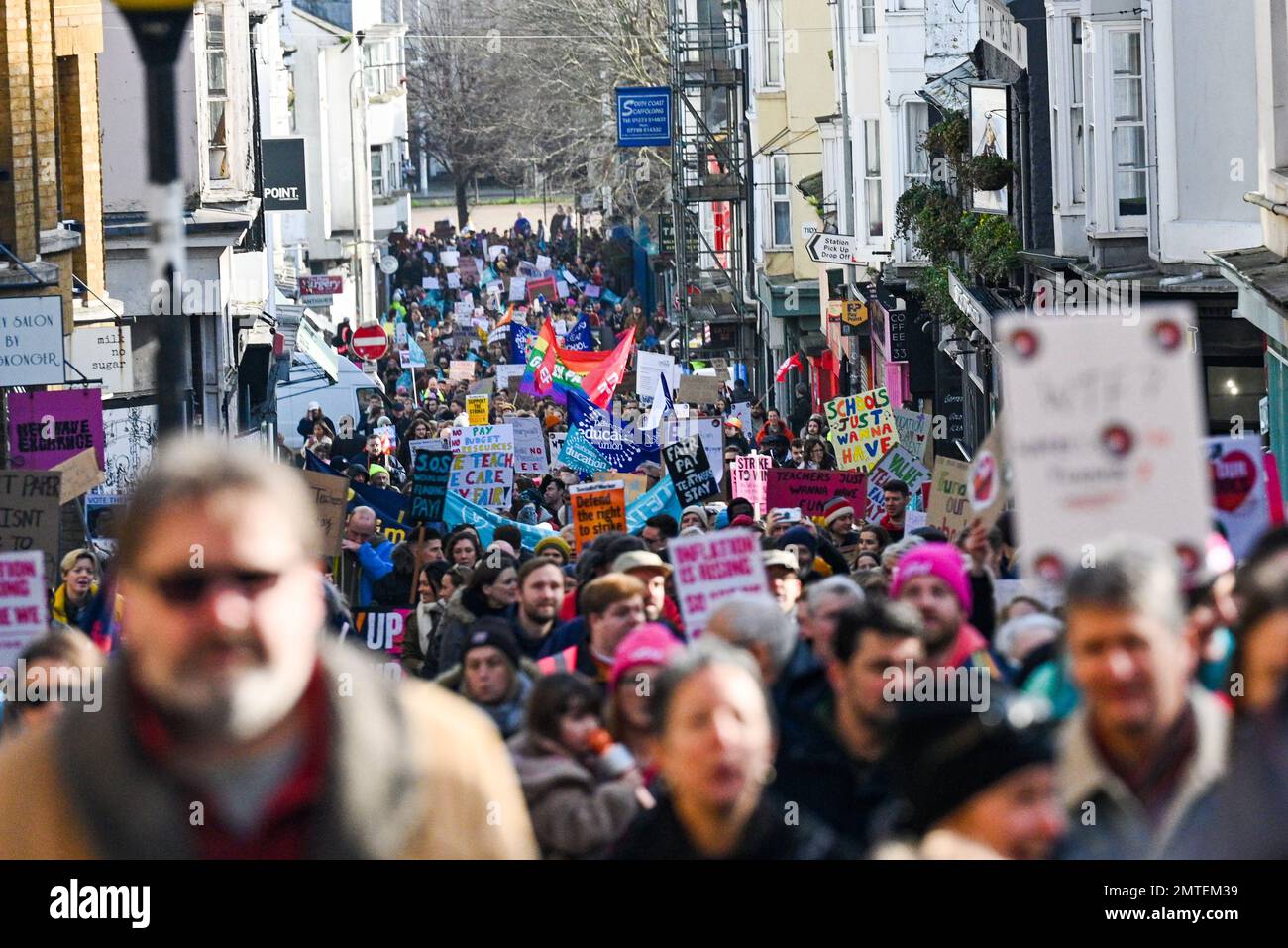 Brighton UK 1st février 2023 - des milliers d'enseignants et de supporters défilent à Brighton comme un demi-million de travailleurs attendus manifestent aujourd'hui dans toute la Grande-Bretagne contre le gouvernement : Credit Simon Dack / Alay Live News Banque D'Images