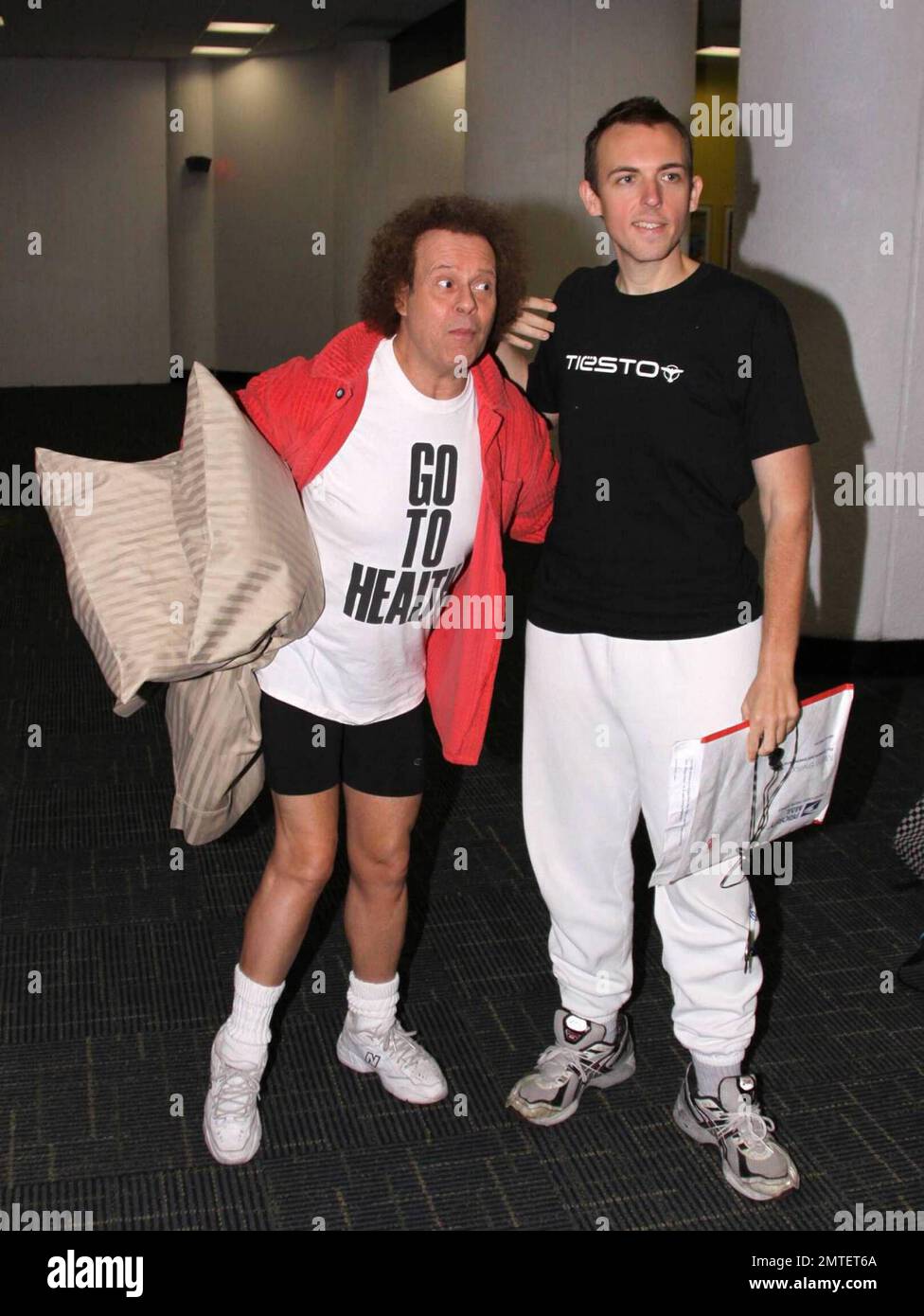 Exclusif !! Le gourou de fitness Richard Simmons pose pour des photos avec un ami. Richard a été vu porter ses oreillers préférés quand il a pris l'avion de Los Angeles. Miami, Floride. 3/26/09. Banque D'Images