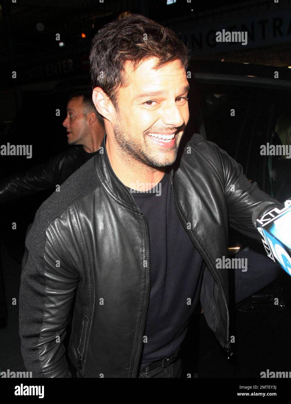 La superstar pop Ricky Martin rend visite à « Larry King Live » dans les studios CNN à Hollywood. Martin, qui était tous souriant pour les caméras, a pris le temps de signer des autographes pour les fans et de répondre à quelques questions à l'extérieur du bâtiment. Ricky a récemment publié son nouveau livre 'Me' qui raconte l'histoire de sa vie, y compris devenir un père de jumeaux et sortir du placard. Los Angeles, Californie. 11/9/10. Banque D'Images