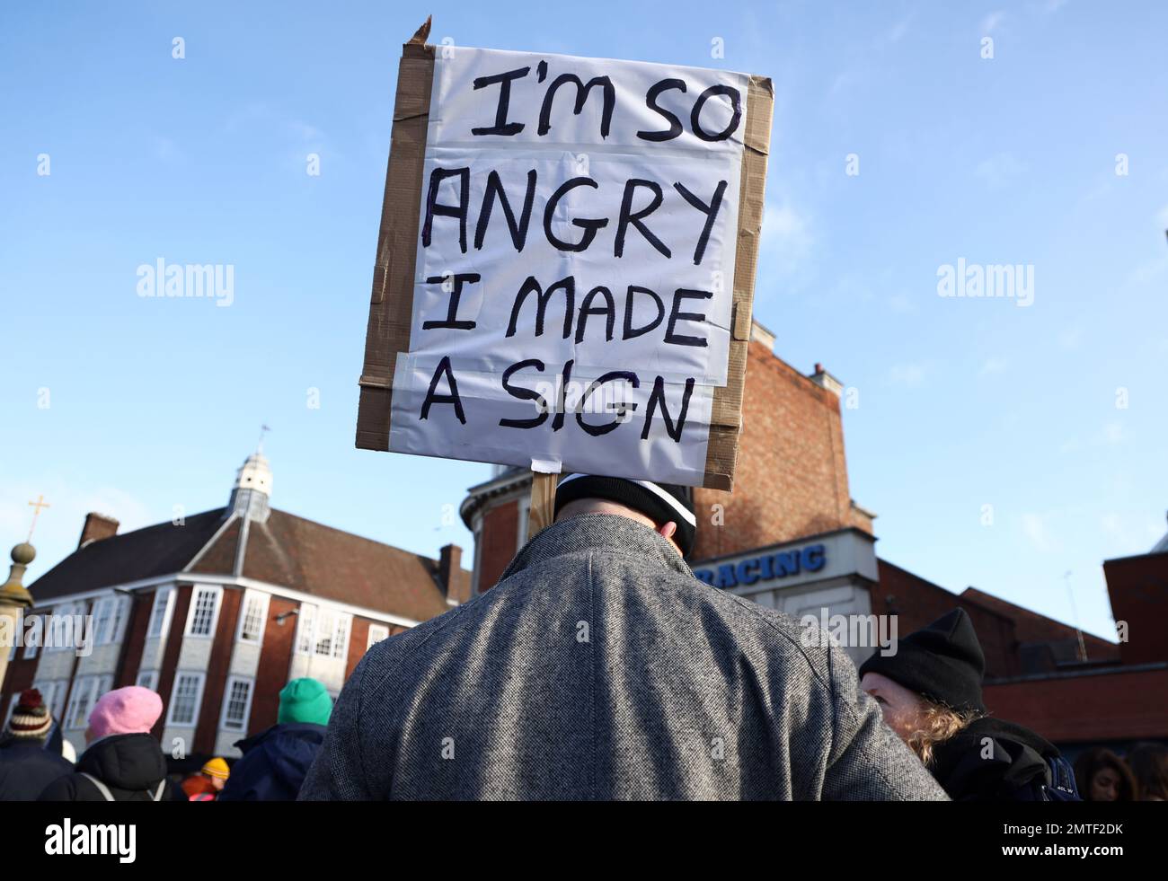 Leicester, Leicestershire, Royaume-Uni. 1st février 2023. Un professeur frappant du Syndicat national de l'éducation (NEU) assiste à un rassemblement lors d'un différend sur la rémunération. Credit Darren Staples/Alay Live News. Banque D'Images