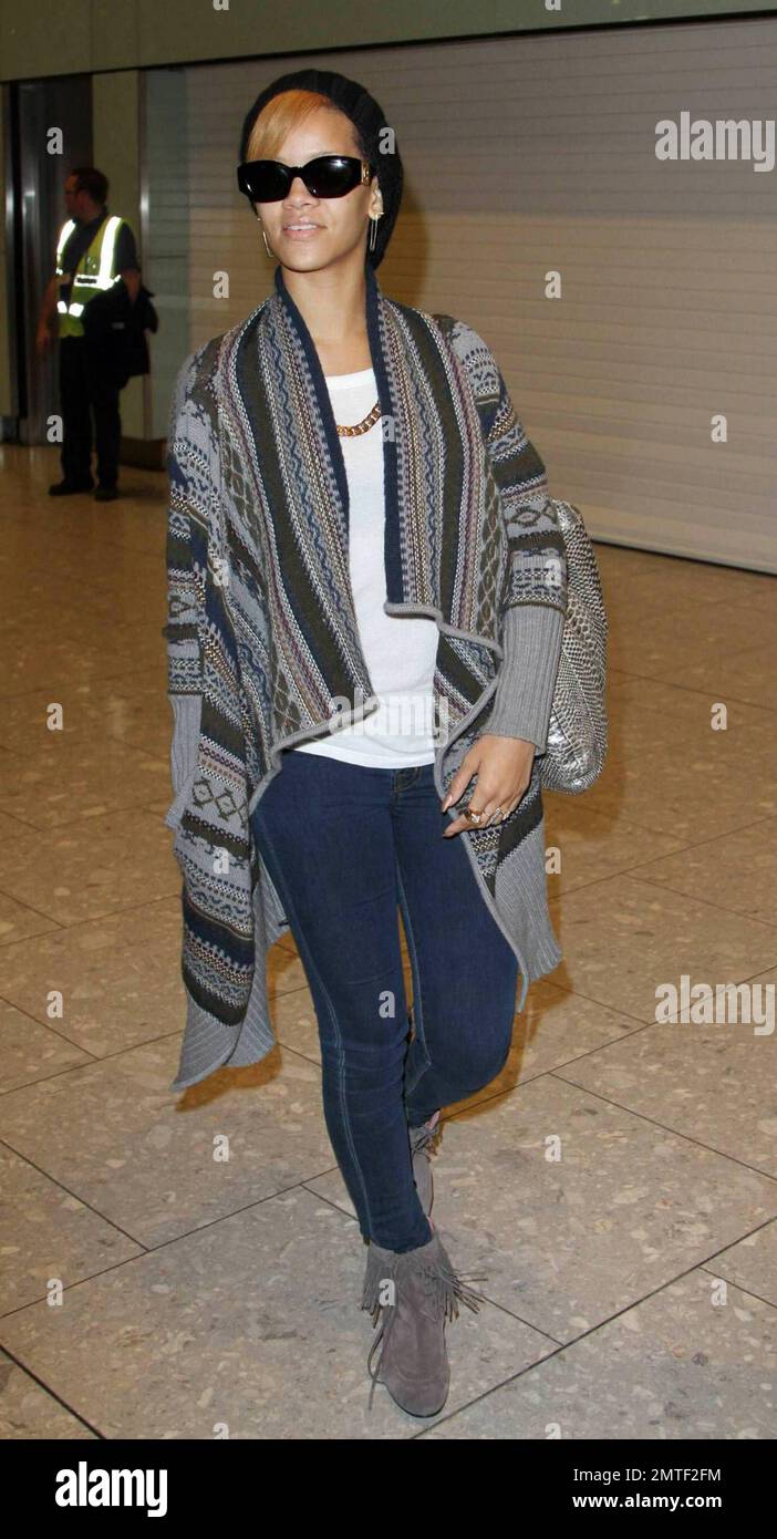 Rihanna canalise Pocahontas dans un poncho et mocassin bottes lorsqu'elle  arrive à l'aéroport d'Heathrow de New York. La chanteuse s'est envolée à  Londres pour sa prochaine apparition sur le facteur X. Elle