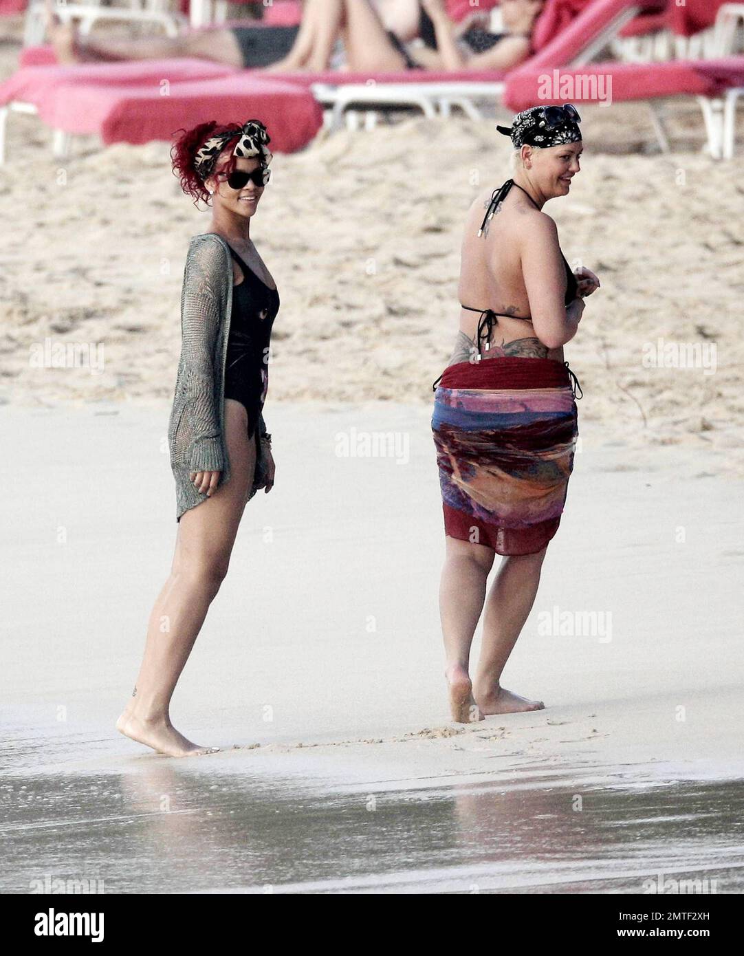 Rihanna arrive sur la plage à l'hôtel Sandy Lane dans un maillot de bain  d'une pièce à motif chat et se cache-couche avec son garde-corps blond et  tatoué. Le chanteur né à