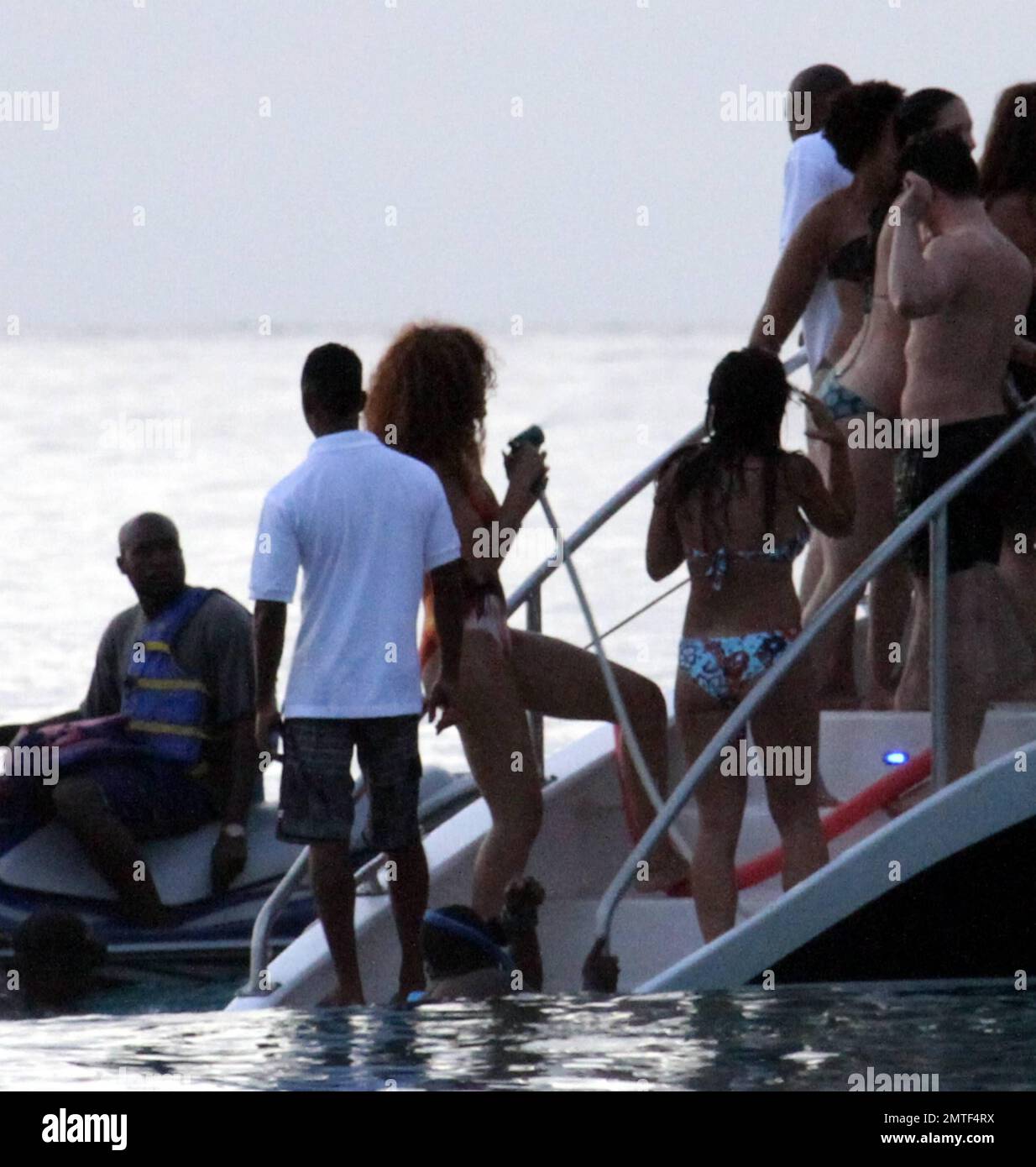 Rihanna portant un Bob Marley un maillot de bain en une pièce, est accroché  avec des amis sur un yacht. L'ex Boyfriend Nagus Sealy (chèque) l'a  ramassée et a prétendu la jeter