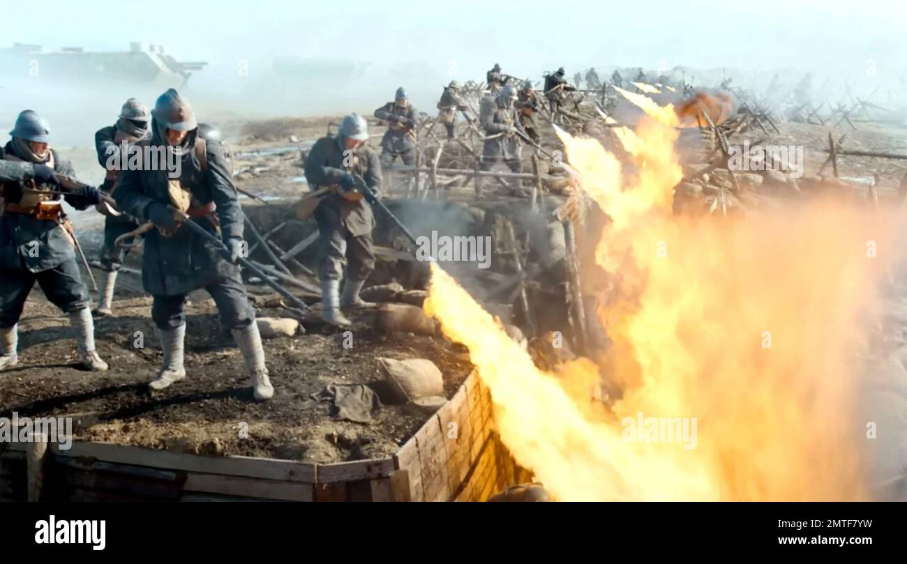 TOUT EST CALME SUR LE FILM NETFLIX DE WESTERN FRONT 2022. Les troupes allemandes utilisent des flamants contre une tranchée française Banque D'Images