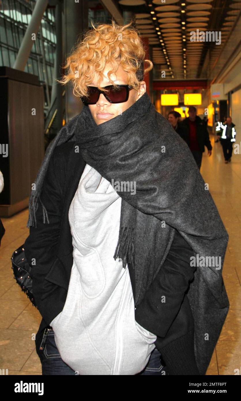 Rihanna arrive de Norvège à Londres où elle doit prendre part à un téléthon en Haïti. Jay-Z, Coldplay et Bono ont également accepté de se produire demain pour recueillir des fonds pour la nation dévasté par le tremblement de terre. Londres, Royaume-Uni 1/22/10 Banque D'Images