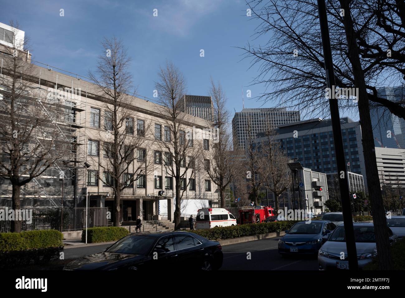 Tokyo, Japon. 1st févr. 2023. Une ambulance du service des incendies de Tokyo répondant à l'extérieur de la Chambre des représentants de la Diète Annexe Bâtiment n° 1.Chambre des représentants Annexe Bldg. Le No.1 est un bâtiment annexe de la Chambre des représentants au Japon. Il est situé à Nagatacho, Tokyo et sert de bureau supplémentaire pour les membres de la Chambre des représentants. En japonais, il est connu sous le nom de è á†è-°é™ âè€œè ö³æ-½è¨-ç'-1 å·é¤¨ (shšgiin Hozoku Shisetsu Dai-IchigÅkan). Crédit : ZUMA Press, Inc./Alay Live News Banque D'Images