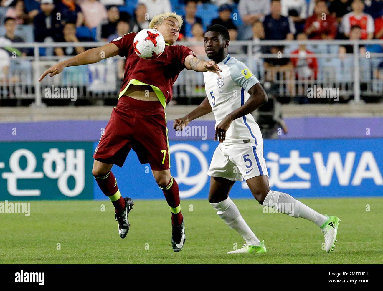 Venezuela's Adalberto Penaranda, left, controls the ball as England's Fikayo Tomori watches during the final of the FIFA U-20 World Cup Korea 2017 at Suwon World Cup Stadium in Suwon, South Korea, Sunday, June 11, 2017. (AP Photo/Ahn Young-joon) Banque D'Images