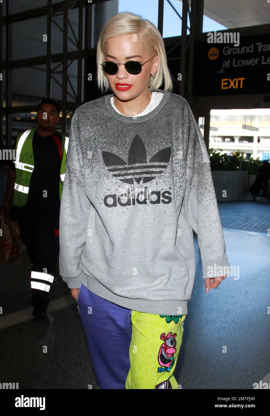 Rita ora à l'aéroport de LAX à Los Angeles, CA. 12th août 2014. Banque D'Images