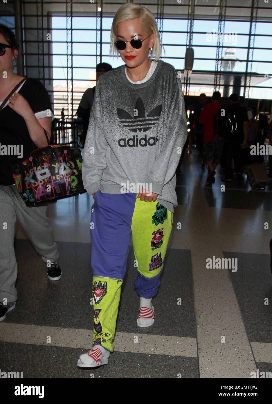 Rita ora à l'aéroport de LAX à Los Angeles, CA. 12th août 2014. Banque D'Images
