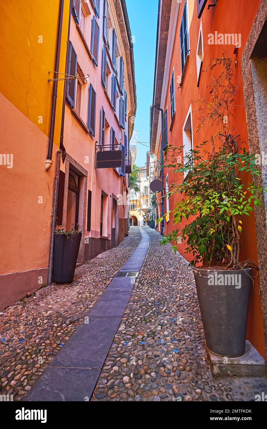 Promenez-vous dans l'étroite via Panigari, bordée de maisons anciennes, de petits magasins et de cafés, Locarno, Suisse Banque D'Images