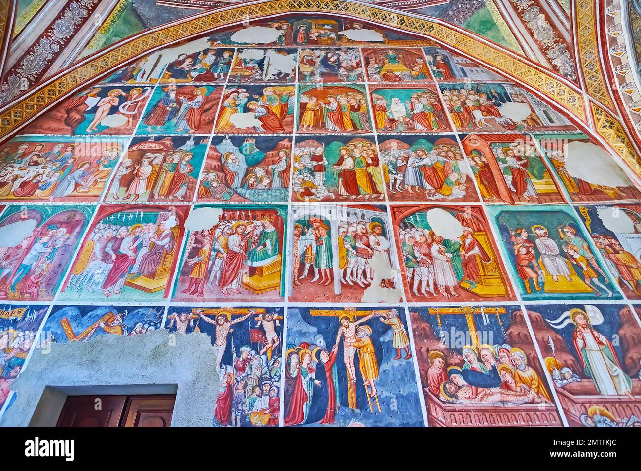 ASCONA, SUISSE - 28 MARS 2022 : les fresques historiques colorées sur le mur de l'église Santa Maria della Misericordia, représentant la vie et la passion o Banque D'Images