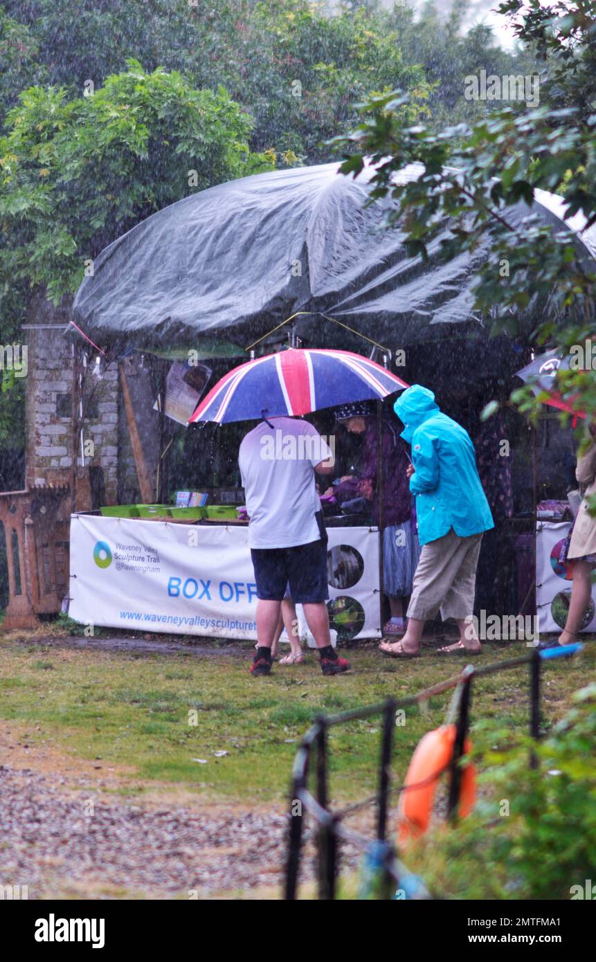 couple en pluie battante réservation d'entrée à l'art trail raveningham norfolk angleterre Banque D'Images