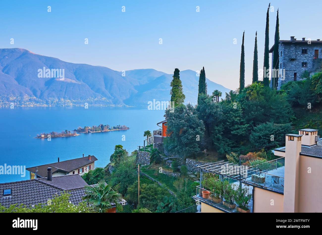 Jardins verdoyants de Ronco sopra Ascona contre les îles Brissago et le lac majeur, en Suisse Banque D'Images
