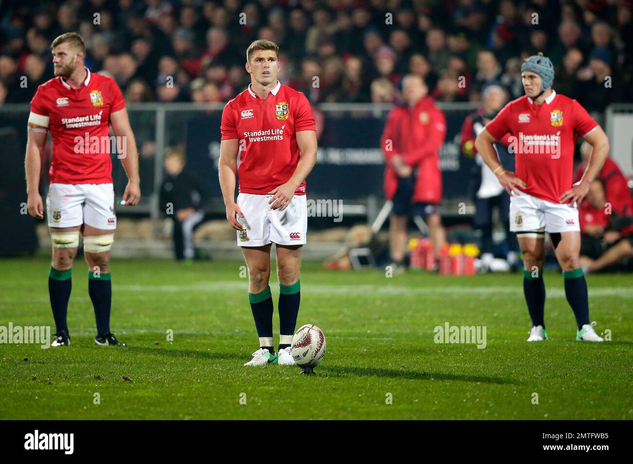 British and Irish Lions flyhalf Owen Farrell prepares to kick a penalty goal during their match against the Canterbury Crusaders in Christchurch, New Zealand, Saturday, June 10, 2017. (AP Photo/Mark Baker) Banque D'Images