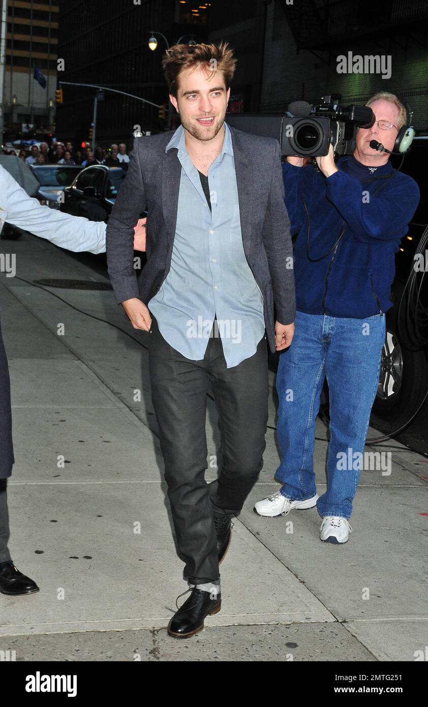 Robert Pattinson, la star de Twilight Saga, pose pour des photos à l'extérieur des studios « Late Show with David Letterman ». Pattinson, plus connu pour son personnage Edward Cullen, fait actuellement la promotion du dernier film de la série 'Breaking Dawn part 1' dans les salles de cinéma sur 18 novembre. New York, NY. 8th novembre 2011. Banque D'Images