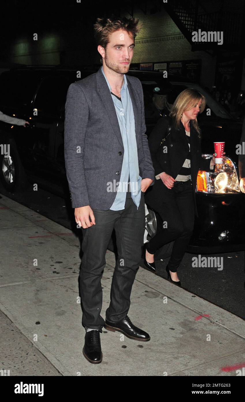 Robert Pattinson, la star de Twilight Saga, pose pour des photos à l'extérieur des studios « Late Show with David Letterman ». Pattinson, plus connu pour son personnage Edward Cullen, fait actuellement la promotion du dernier film de la série 'Breaking Dawn part 1' dans les salles de cinéma sur 18 novembre. New York, NY. 8th novembre 2011. . Banque D'Images