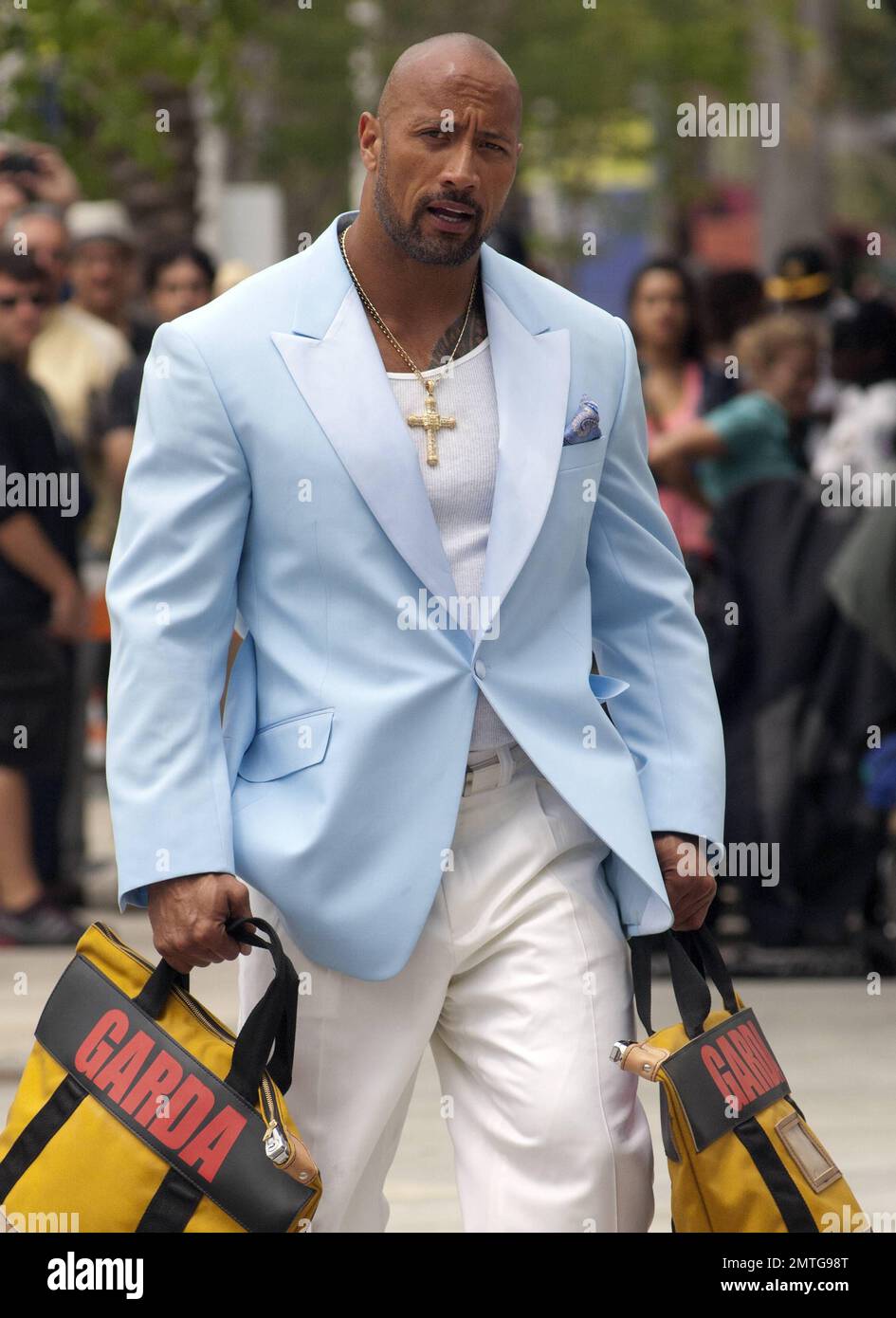 Portant une veste bleue pour b b une chemise blanche un