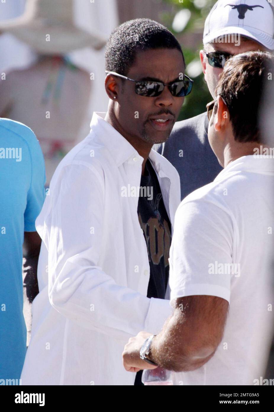 Chris Rock et David Spade, les stars du « Grown UPS », traînent au bord de la piscine dans leur hôtel de luxe de Miami Beach, en Floride. 2/6/10. . Banque D'Images