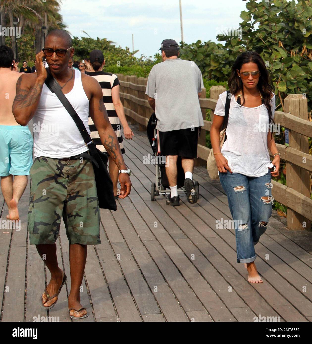 Rocsi Diaz, de l'émission de TÉLÉVISION BET 106 & Park, fait un voyage à la plage avec un homme tatoué non identifié. Le couple a siroté des cocktails et a baigné le soleil. Plus tard Rosci twitbd 'rang paparazzi est profond sur la plage ... SMH a obtenu ma cellulite haha', mais la beauté du maillot n'a montré aucun signe de défauts dans son bikini noir slinky. Miami Beach, Floride. 2nd janvier 2012. Banque D'Images