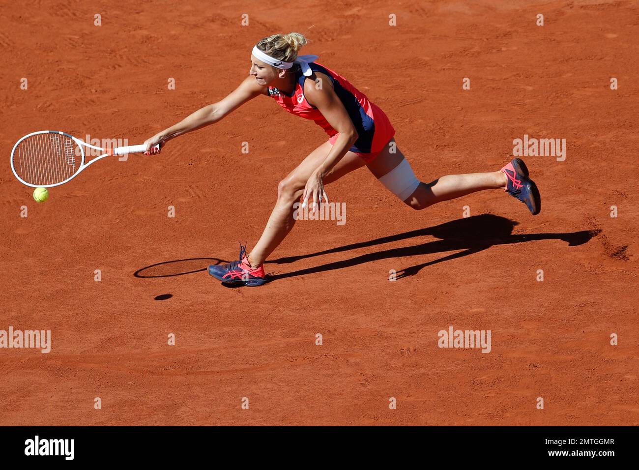 Timea Bacsinszky of Switzerland plays a shot against Latvia's Jelena Ostapenko during their semifinal match of the French Open tennis tournament at the Roland Garros stadium, in Paris, France. Thursday, June 8, 2017. (AP Photo/Petr David Josek) Banque D'Images