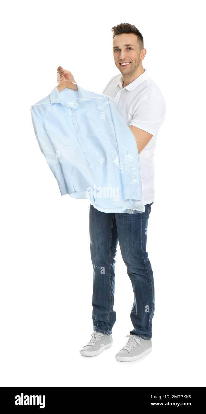 Homme tenant une cintre avec chemise dans un sac en plastique sur fond  blanc. Service de nettoyage à sec Photo Stock - Alamy