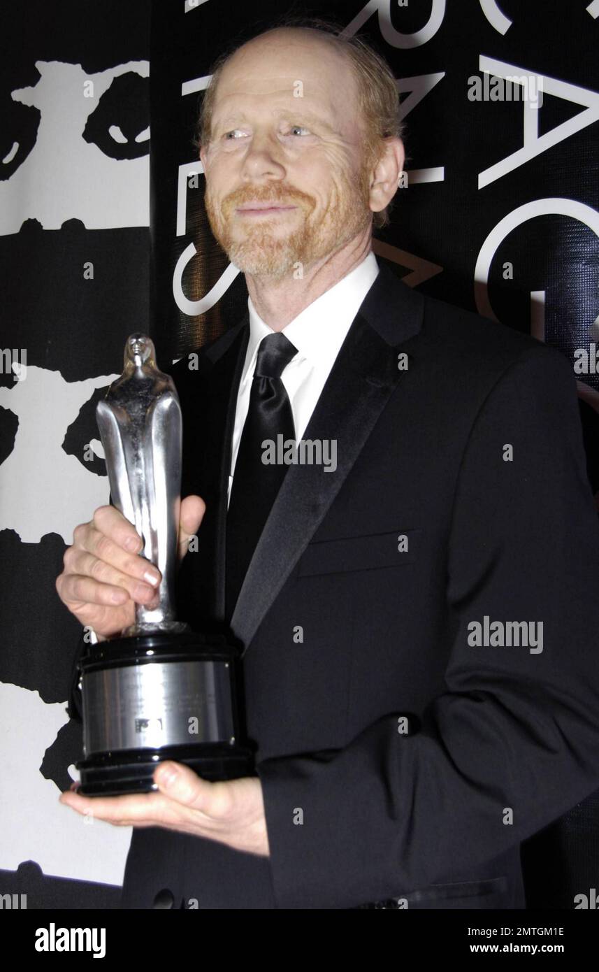 Ron Howard, acteur, réalisateur, écrivain et producteur de talent multiple, pose avec son Silver Hugo Career Achievement Award au Museum of Science and Industry lors du Chicago International film Festival 2010. Le deux fois lauréat de l'Oscar a été reconnu pour ses 50 années de carrière exceptionnelles dans l'industrie cinématographique. Howard a commencé sa carrière à la télévision, notamment avec les spectacles américains « The Andy Griffith Show » et « Happy Days », qui se sont ensuite transformé en film, avec le film de George Lucas « American Graffiti » en 1973. Howard a remporté deux Oscars pour son film "Un beau esprit" et dirige actuellement la co Banque D'Images