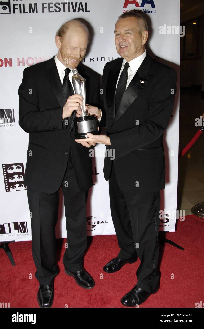 Ron Howard, acteur, réalisateur, écrivain et producteur de talent multiple, pose avec son Silver Hugo Career Achievement Award au Museum of Science and Industry lors du Chicago International film Festival 2010. Le deux fois lauréat de l'Oscar a été reconnu pour ses 50 années de carrière exceptionnelles dans l'industrie cinématographique. Howard a commencé sa carrière à la télévision, notamment avec les spectacles américains « The Andy Griffith Show » et « Happy Days », qui se sont ensuite transformé en film, avec le film de George Lucas « American Graffiti » en 1973. Howard a remporté deux Oscars pour son film "Un beau esprit" et dirige actuellement la co Banque D'Images