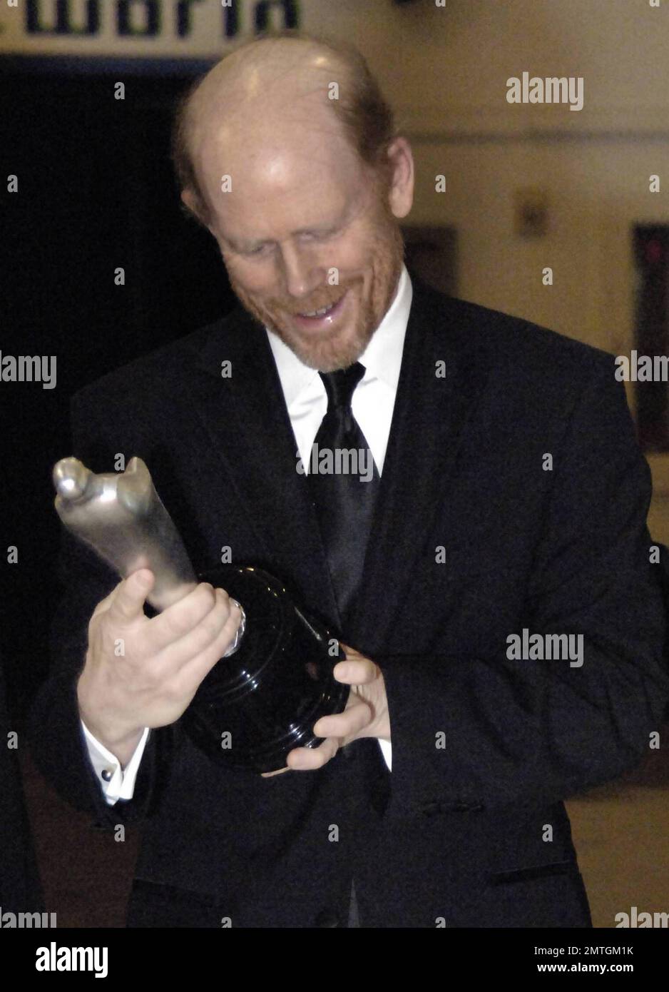 Ron Howard, acteur, réalisateur, écrivain et producteur de talent multiple, pose avec son Silver Hugo Career Achievement Award au Museum of Science and Industry lors du Chicago International film Festival 2010. Le deux fois lauréat de l'Oscar a été reconnu pour ses 50 années de carrière exceptionnelles dans l'industrie cinématographique. Howard a commencé sa carrière à la télévision, notamment avec les spectacles américains « The Andy Griffith Show » et « Happy Days », qui se sont ensuite transformé en film, avec le film de George Lucas « American Graffiti » en 1973. Howard a remporté deux Oscars pour son film "Un beau esprit" et dirige actuellement la co Banque D'Images