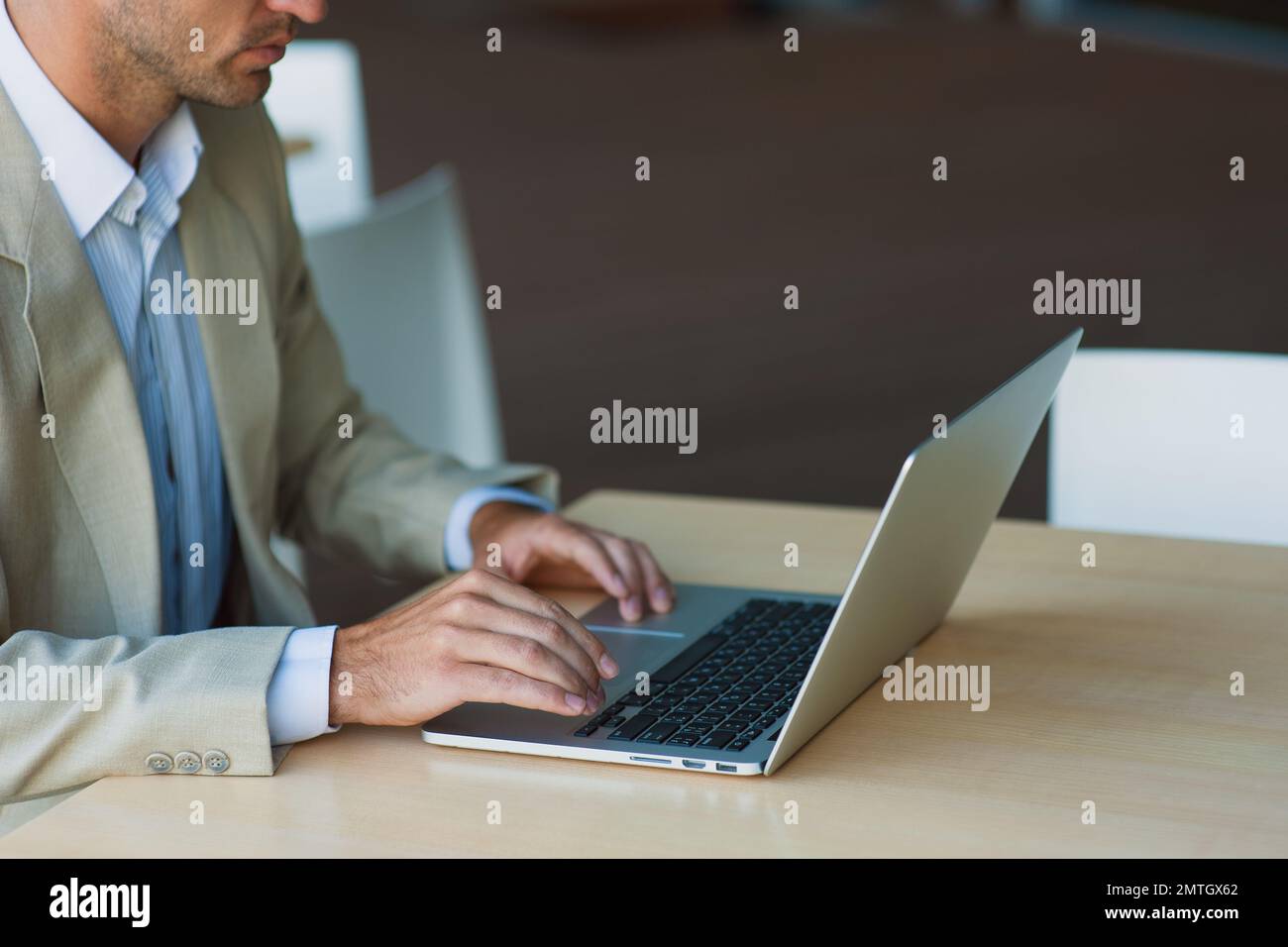 Homme d'affaires ou négociant en valeurs fiables analysant le graphique boursier à l'aide de l'application de téléphone mobile pendant qu'il se trouve dans un café. Négociation, investissement, achat de crypto-monnaies Banque D'Images