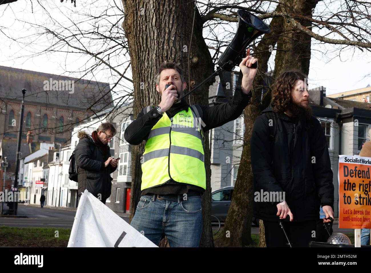 Ville de Brighton & Hove, East Sussex, Royaume-Uni. 1st février 2023. La journée nationale d'action du syndicat des enseignants de l'UNEU et d'autres syndicats de la fonction publique grève, rassemblement et marche dans la ville de Brighton & Hove. La marche commence à 11am depuis le niveau, Brighton et traverse le centre-ville de Brighton jusqu'au front de mer. Plusieurs syndicats étaient accompagnés de parents et d'autres membres du public lors d'une manifestation massive. 1st février 2023. David Smith/Alamy News Banque D'Images